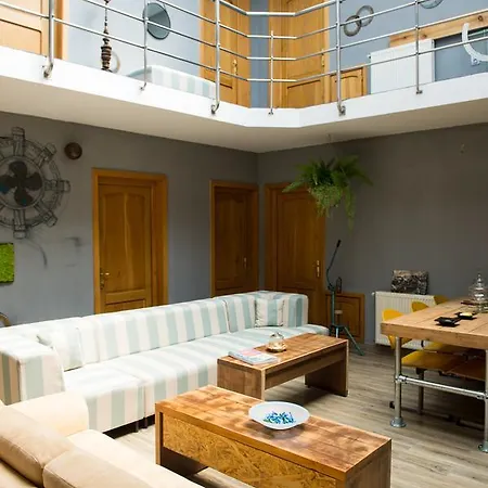 Hostel Iron & *